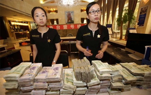 cap-vo-chong-lon-tuoi-mang-bao-tai-tien-le-di-mua-nha-2