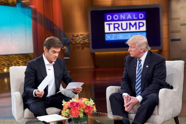 Ông Donald Trump (phải) tham dự chương trình Bác sĩ Oz. (Ảnh: Reuters)