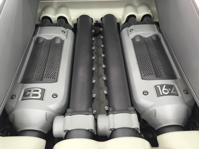  Cận cảnh khối động cơ 16 xy-lanh xếp hình chữ W, 64 van, dung tích 8 lít, của Bugatti Veyron. 
