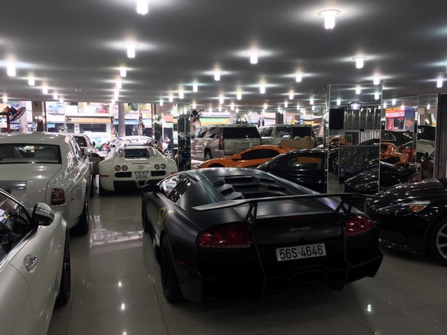 Phía sau ông hoàng tốc độ còn có người anh em khác là Lamborghini Murcielago LP670-4 SV.