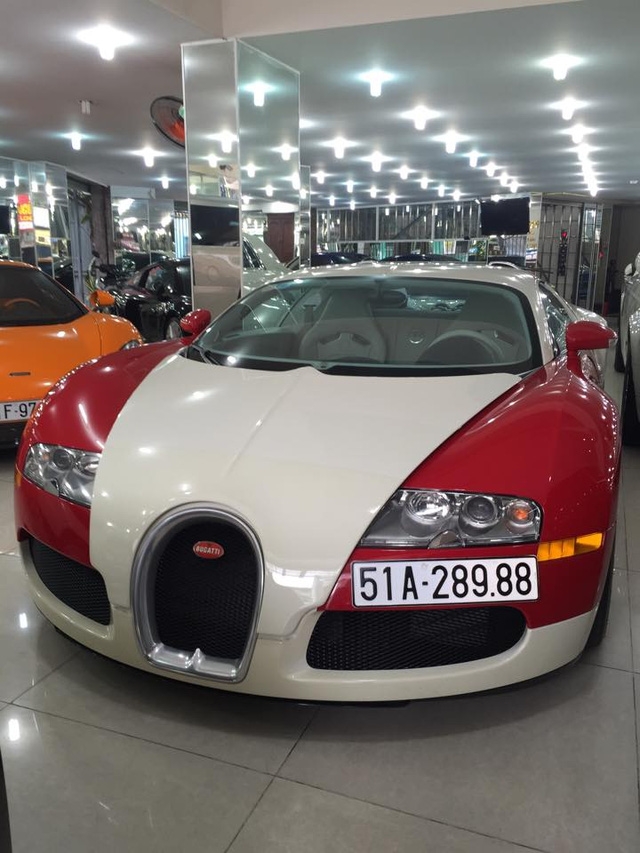  Bugatti Veyron của Minh Nhựa là siêu xe từng nắm giữ kỷ lục về tốc độ tối đa nhanh nhất và mức giá đắt nhất tại thị trường Việt Nam. Hiện chiếc siêu xe nắm giữ mức giá đắt nhất Việt Nam là Pagani Huayra cũng thuộc sở hữu của Minh Nhựa. 