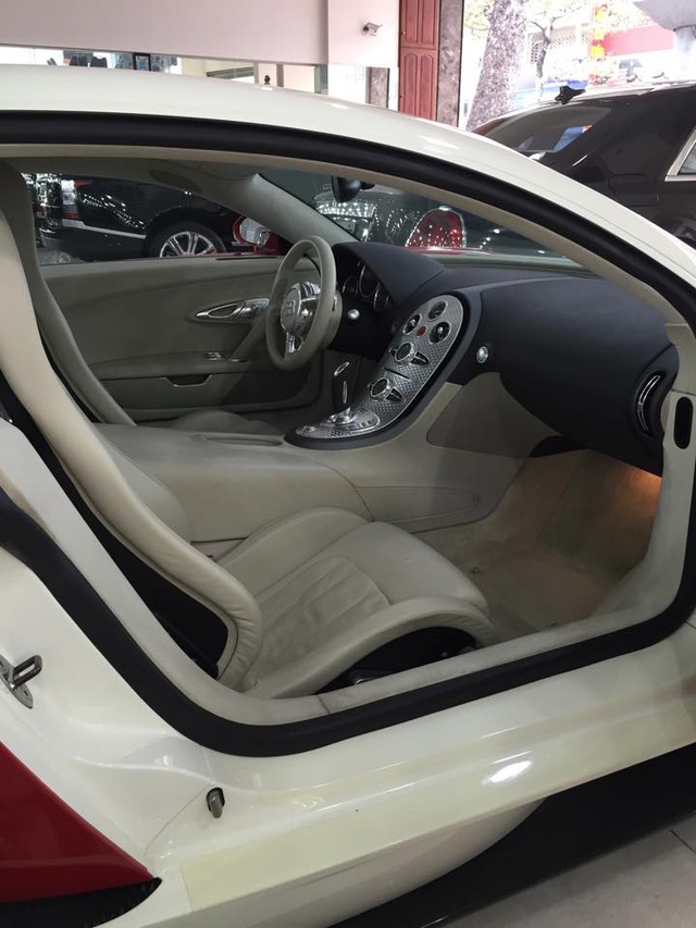  Nội thất Bugatti Veyron của Minh Nhựa được trang bị các chức năng khá nghèo nàn. 