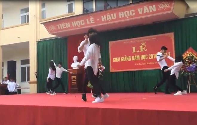 Y kien trai chieu ve nhay nhac Son Tung trong le khai giang hinh anh 1