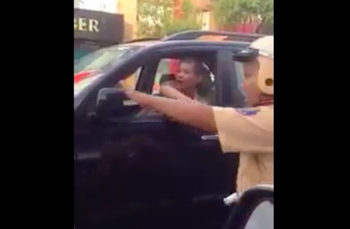 clip: xe bien xanh chay nguoc chieu, csgt ngo lo hinh anh 2