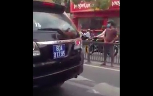 clip: xe bien xanh chay nguoc chieu, csgt ngo lo hinh anh 3