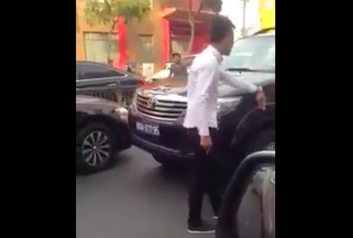clip: xe bien xanh chay nguoc chieu, csgt ngo lo hinh anh 1