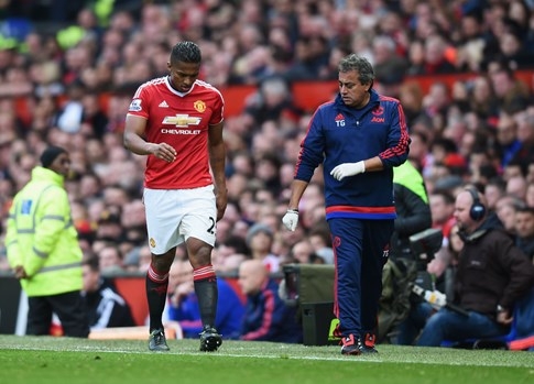Cầu thủ M.U giải sầu cùng nữ y tá sau khi thua trận derby Manchester - ảnh 2