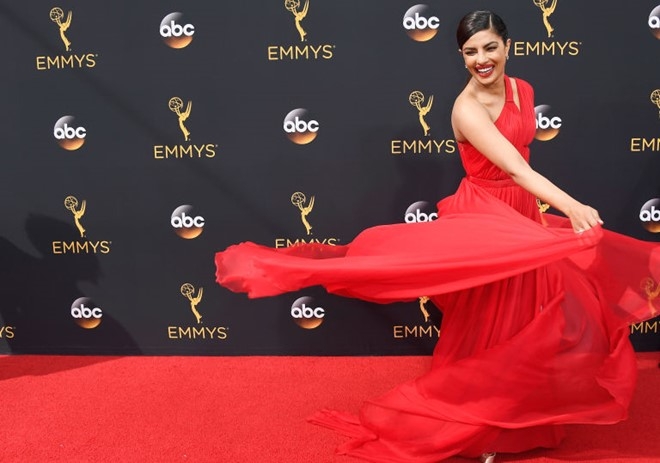 My nhan do vay ao hang hieu tren tham do Emmy 2016 hinh anh 2