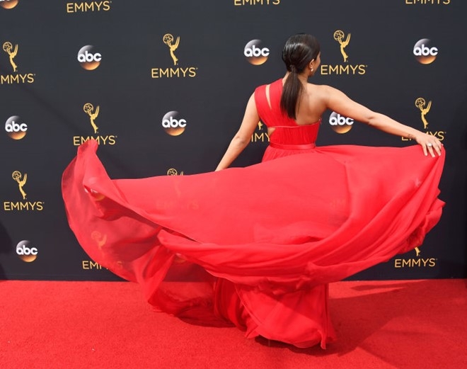 My nhan do vay ao hang hieu tren tham do Emmy 2016 hinh anh 3