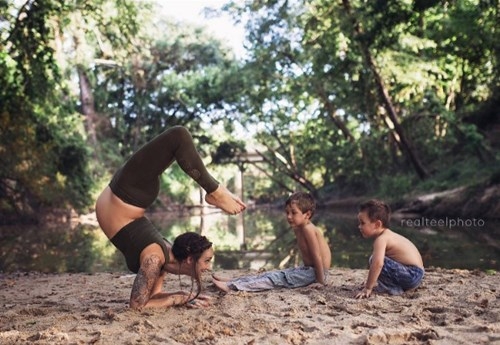 Tròn mắt với mẹ trẻ vừa tập yoga vừa cho con bú - ảnh 2