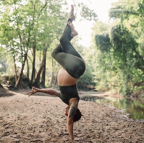 Tròn mắt với mẹ trẻ vừa tập yoga vừa cho con bú - ảnh 3