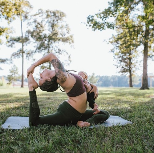 Tròn mắt với mẹ trẻ vừa tập yoga vừa cho con bú - ảnh 4