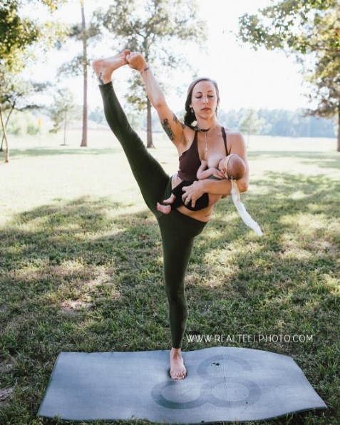 Tròn mắt với mẹ trẻ vừa tập yoga vừa cho con bú - ảnh 5