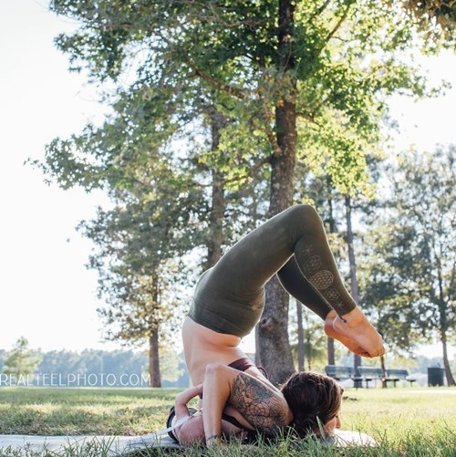 Tròn mắt với mẹ trẻ vừa tập yoga vừa cho con bú - ảnh 6