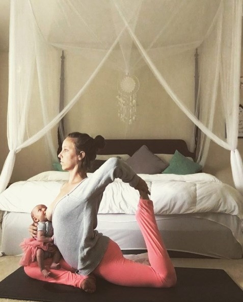Tròn mắt với mẹ trẻ vừa tập yoga vừa cho con bú - ảnh 7