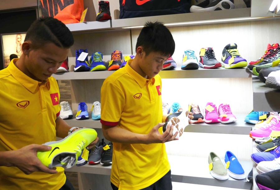 Các cầu thủ như Thái Huy, Ngô Ngọc Sơn thích thú ngắn những đôi giày thi đấu chuyên dụng cho futsal. 