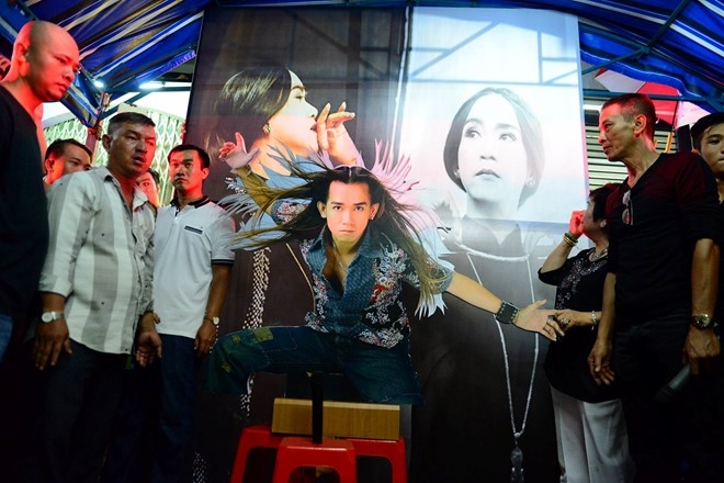 Nghe si Viet khoc nuc no khi hat tien biet Minh Thuan hinh anh 1