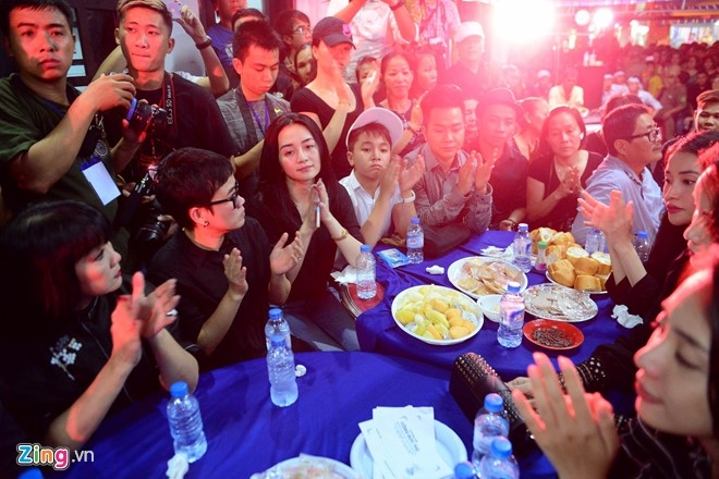 Nghe si Viet khoc nuc no khi hat tien biet Minh Thuan hinh anh 3