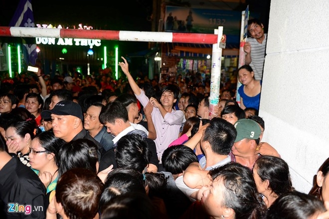 Nghe si Viet khoc nuc no khi hat tien biet Minh Thuan hinh anh 4
