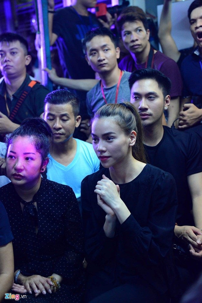 Nghe si Viet khoc nuc no khi hat tien biet Minh Thuan hinh anh 13