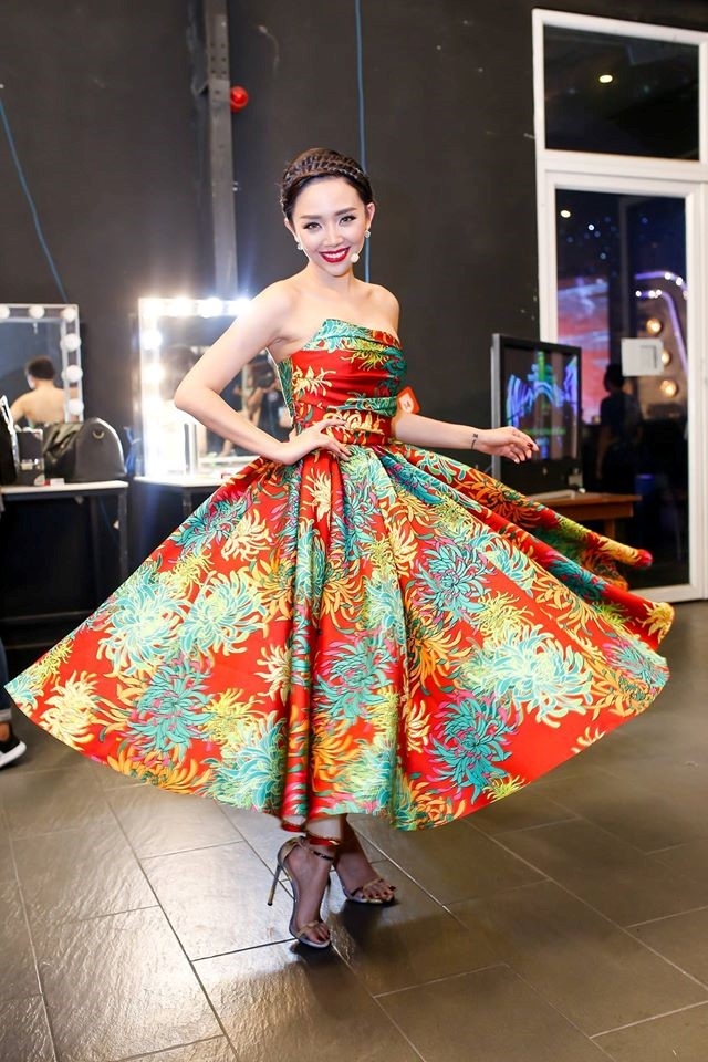 Toc Tien xinh tuoi voi trang phuc hoa tiet hoa hinh anh 5