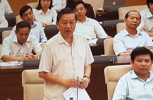 bo-truong-cong-an-bay-gio-tren-duong-dan-vuot-can-bo-vuot-tranh-nhau-di