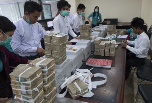 nguoi-myanmar-bat-dau-thay-vi-tien-bang-dien-thoai-di-dong-1