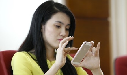  Nhiều người sử dụng dịch vụ di động bị móc túi mà không biết. Ảnh: Như Ý. 