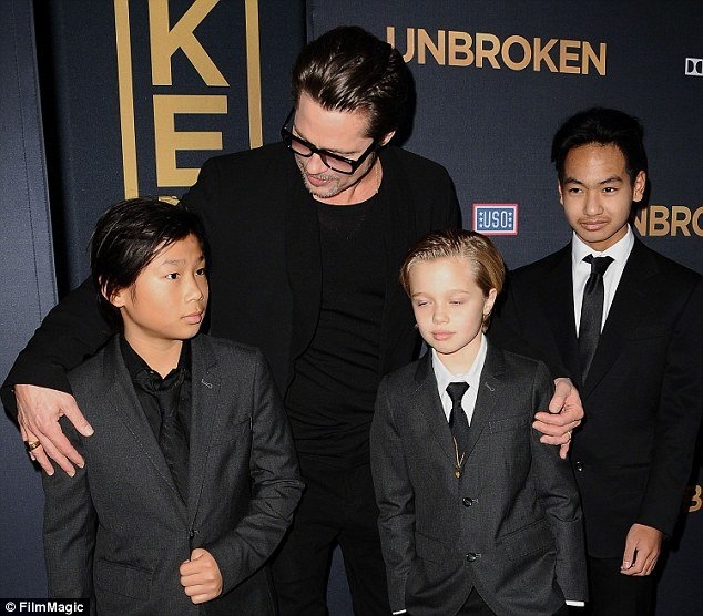 Brad Pitt bị FBI điều tra tội chửi rủa con cái 
