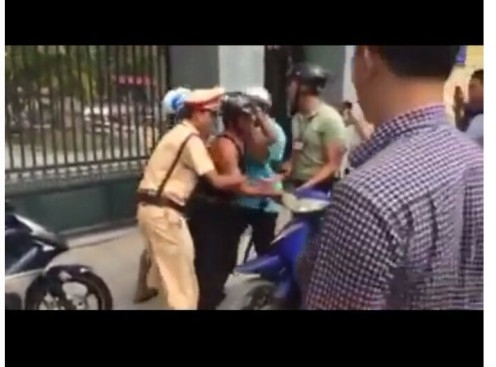 Việc làm phản cảm sai quy định này diễn ra trước mặt CSGT Kiến Thụy. CSGT không ngăn cản mà còn giúp thanh niên áo xanh khống chế người vi phạm ( ảnh cắt từ Clip)