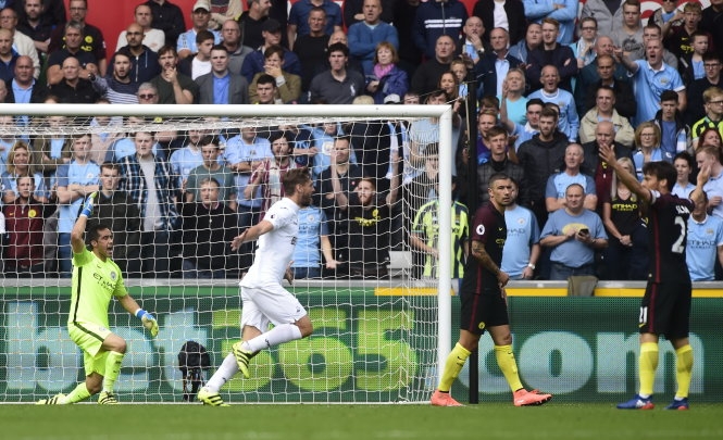 ​Aguero tỏa sáng, M.C thắng trận thứ 6 liên tiếp