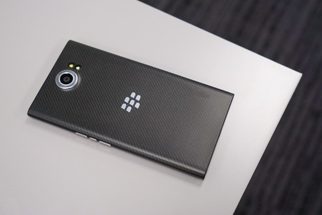 6 smartphone dang cho doi vao cuoi nam hinh anh 5