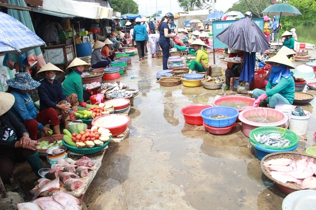 Chợ Đông Hà bày bán nhiều loại cá nước ngọt