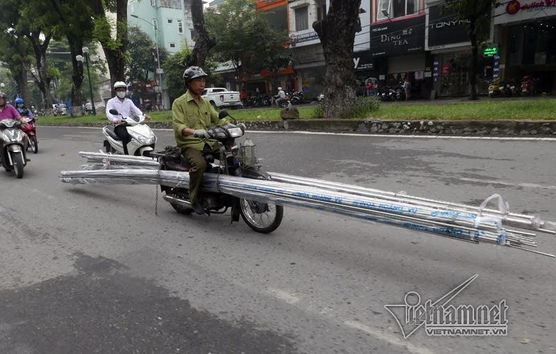 xe chở cồng kềnh, xe chờ tôn, xe thần chết, hung thần đường phố, tai nạn thương tâm, bé trai bị tôn cứa cổ