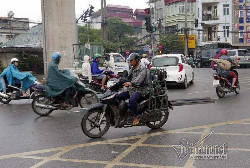 xe chở cồng kềnh, xe chờ tôn, xe thần chết, hung thần đường phố, tai nạn thương tâm, bé trai bị tôn cứa cổ