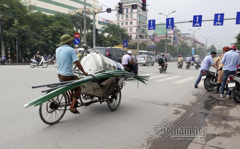 xe chở cồng kềnh, xe chờ tôn, xe thần chết, hung thần đường phố, tai nạn thương tâm, bé trai bị tôn cứa cổ