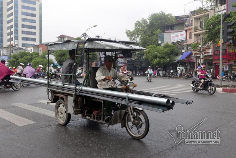 xe chở cồng kềnh, xe chờ tôn, xe thần chết, hung thần đường phố, tai nạn thương tâm, bé trai bị tôn cứa cổ