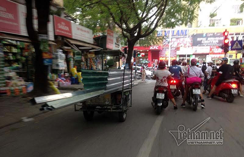 xe chở cồng kềnh, xe chờ tôn, xe thần chết, hung thần đường phố, tai nạn thương tâm, bé trai bị tôn cứa cổ