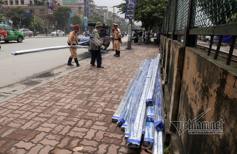 xe chở cồng kềnh, xe chờ tôn, xe thần chết, hung thần đường phố, tai nạn thương tâm, bé trai bị tôn cứa cổ