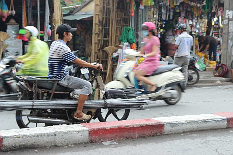 xe chở cồng kềnh, xe chờ tôn, xe thần chết, hung thần đường phố, tai nạn thương tâm, bé trai bị tôn cứa cổ