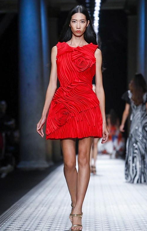 Le Thuy tu tin tren san dien Milan hinh anh 4