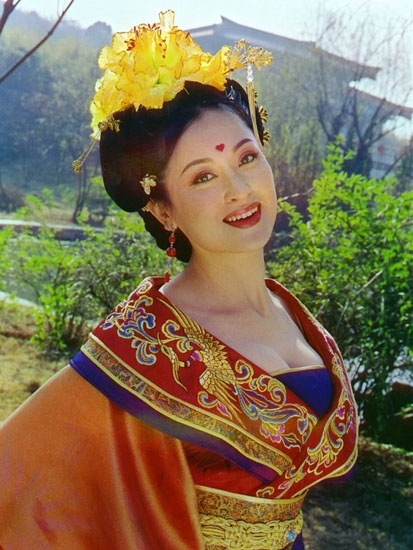 my-nhan-co-trang-khoe-vong-mot-tren-man-anh-2
