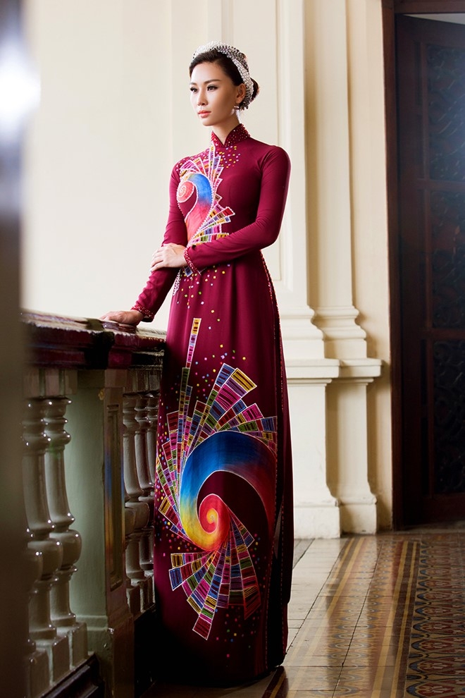 Ban gai Truong Nam Thanh lam mau ao dai doi hinh anh 3