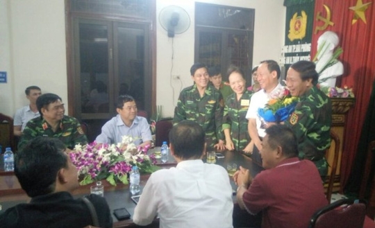  Thứ trưởng Lê Quý Vương (đứng, áo trắng) Khen thưởng nóng ban chuyên án 