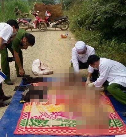  Lực lượng chức năng đang khám nghiệm thi thể nạn nhân tại hiện trường - Ảnh: Facebook 