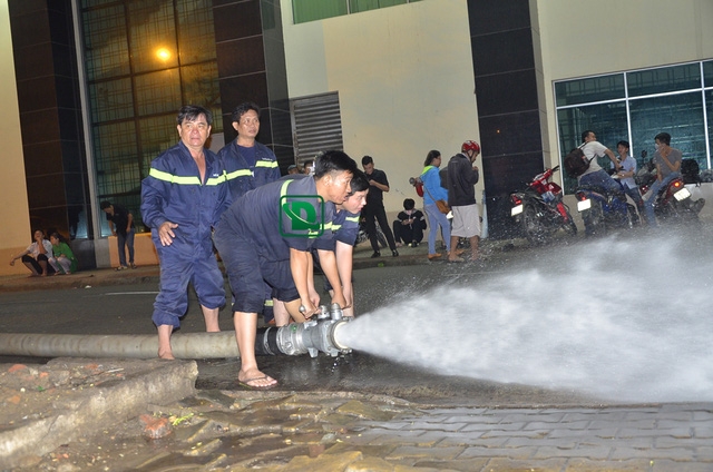Lực lượng chữa cháy quận 1 tiến hành bơm hút nước ra ngoài