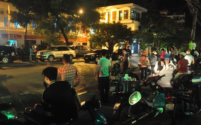 Nguoi dan thuc dem cho xem mat nghi pham gay tham an hinh anh 7