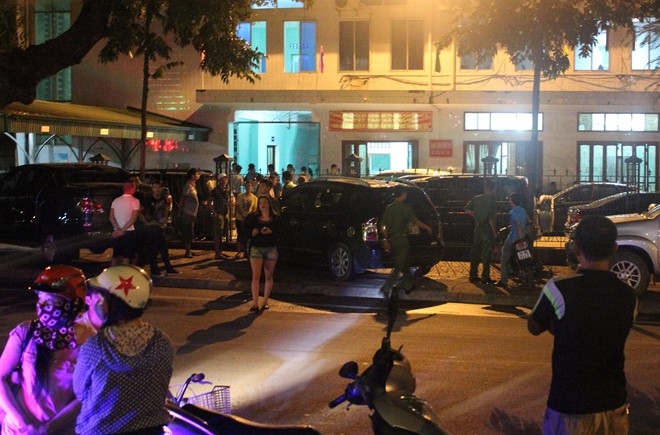 Nguoi dan thuc dem cho xem mat nghi pham gay tham an hinh anh 10