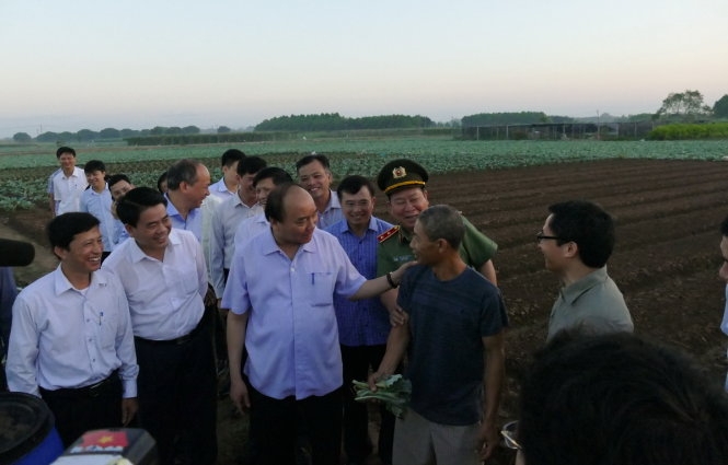 Thủ tướng bất ngờ đến chợ Long Biên lúc tờ mờ sáng