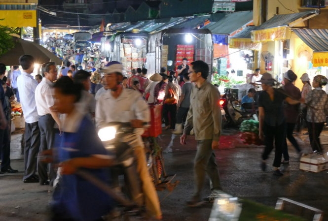 Thủ tướng bất ngờ đến chợ Long Biên lúc tờ mờ sáng